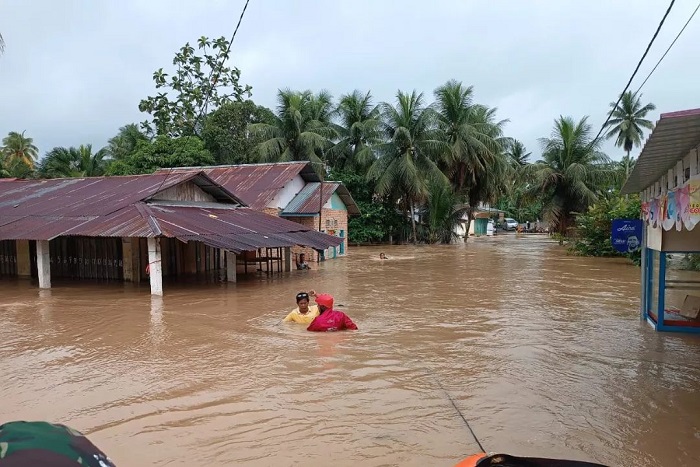 Kondisi banjir yang mlanda sejumlah titik di Kota Padang, salah satunya dikomplek Arai Pinang, Kota Padang. (Dok. BNPB)

