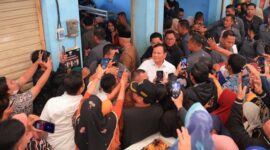 Menteri Pertahanan Prabowo Subianto mendampingi Presiden Jokowi mengunjungi Pasar Bululawang. (Dik. Tim Media Prabowo Subianto)
