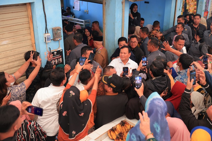 Menteri Pertahanan Prabowo Subianto mendampingi Presiden Jokowi mengunjungi Pasar Bululawang. (Dik. Tim Media Prabowo Subianto)
