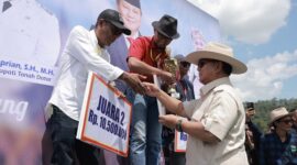 Menteri Pertahanan yang juga bakal calon presiden dari Partai Gerindra Prabowo Subianto menghadiri gelaran Pacu Kuda Wirabraja Tanah Datar Open dan Tradisional di Tanah Datar, Sumatera Barat. (Dok. Tim Media Prabowo Subainto)
