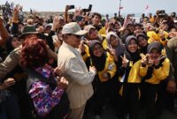 Menteri Pertahanan Prabowo Subianto menjajal kapal Bersama dengan mantan menteri KKP Susi Pudjiastuti dan juga para nelayan. (Dok. Tim Media Prabowo Subianto)
