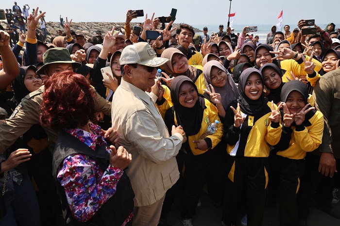 Menteri Pertahanan Prabowo Subianto menjajal kapal Bersama dengan mantan menteri KKP Susi Pudjiastuti dan juga para nelayan. (Dok. Tim Media Prabowo Subianto)
