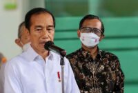 Presiden Joko Widodo (Jokowi) bersama  Menko Politik, Hukum, dan Keamanan (Polhukam) Mahfud Md. (Facebook.com/@Mahfud MD)
