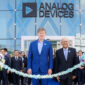 CEO dan Chair Analog Devices, Vincent Roche (kiri), bersama Managing Director Analog Devices Thailand, Wirat Sri-amonkitkul (kanan), saat seremoni pemotongan pita yang menandai pembukaan fasilitas manufaktur canggih terbaru ADI di Thailand.