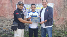 Ketua Umum PERLASI H. Essa Muhammad bersama pengerajin gelasan Deny Legend dan Sekjen Koni Pusat Ade Lukman. (Dok. PERLASI)